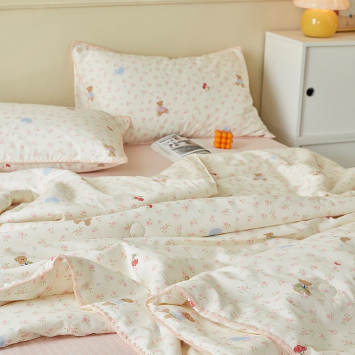 91家纺网 家纺一手货源 找家纺 暖阳 2026新款全棉贝壳边棉花夏被夏凉被空调被 小熊慕斯