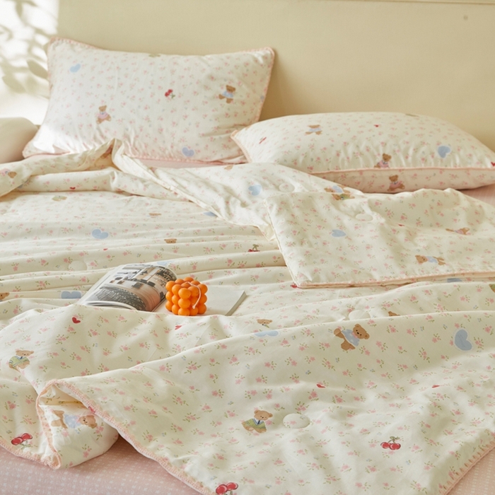 91家纺网 家纺一手货源 找家纺 暖阳 2026新款全棉贝壳边棉花夏被夏凉被空调被 小熊慕斯