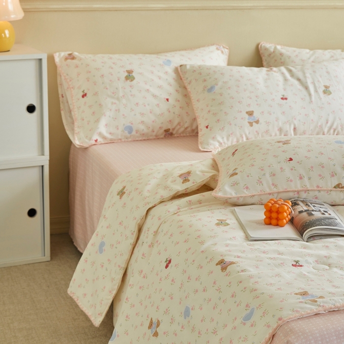 91家纺网 家纺一手货源 找家纺 暖阳 2026新款全棉贝壳边棉花夏被夏凉被空调被 小熊慕斯