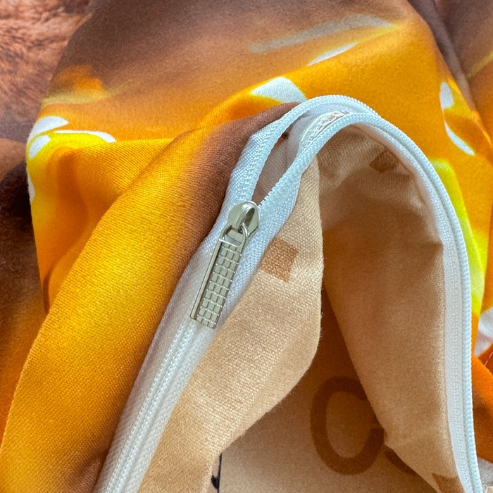 91家纺网 家纺一手货源 找家纺 宝薇 2026春夏新款7D卡通加厚斜纹仿棉生态磨毛大版四件套 好运松鼠