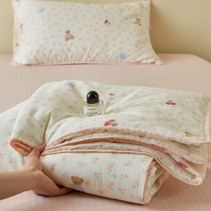 91家纺网 家纺一手货源 找家纺 暖阳 2026新款全棉贝壳边棉花夏被夏凉被空调被 小熊慕斯