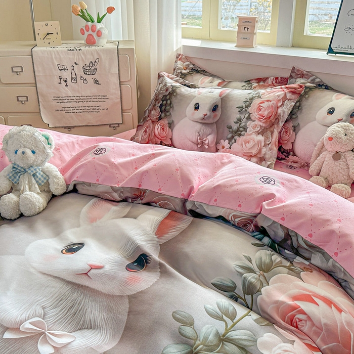 91家纺网 家纺一手货源 找家纺 宝薇 2026春夏新款7D卡通加厚斜纹仿棉生态磨毛大版四件套 玫瑰兔