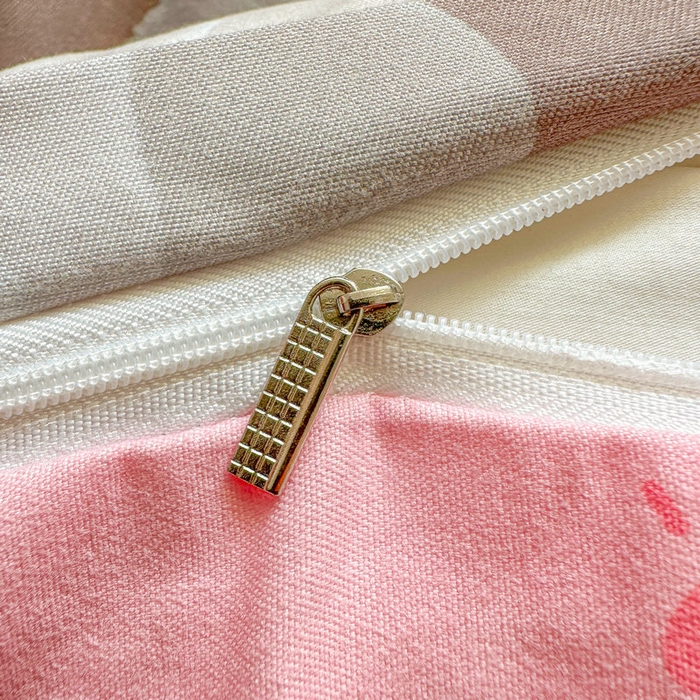 91家纺网 家纺一手货源 找家纺 宝薇 2026春夏新款7D卡通加厚斜纹仿棉生态磨毛大版四件套 玫瑰兔