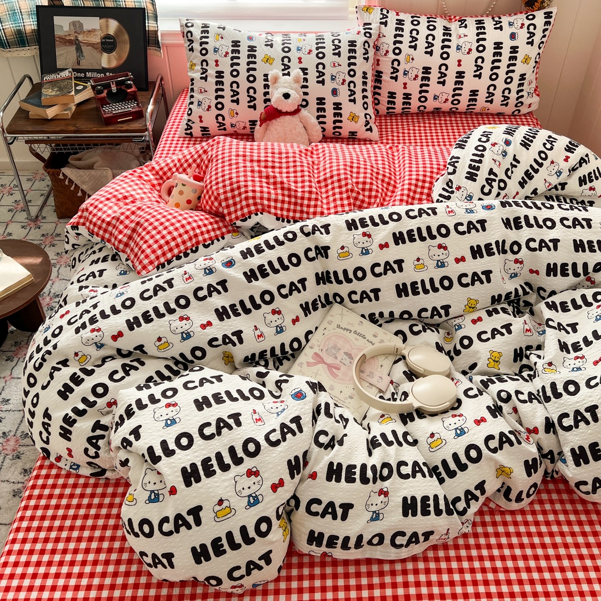 91家纺网 家纺一手货源 找家纺 水木坊 2026春夏新款高品质泡芙普通款四件套 猫系字母