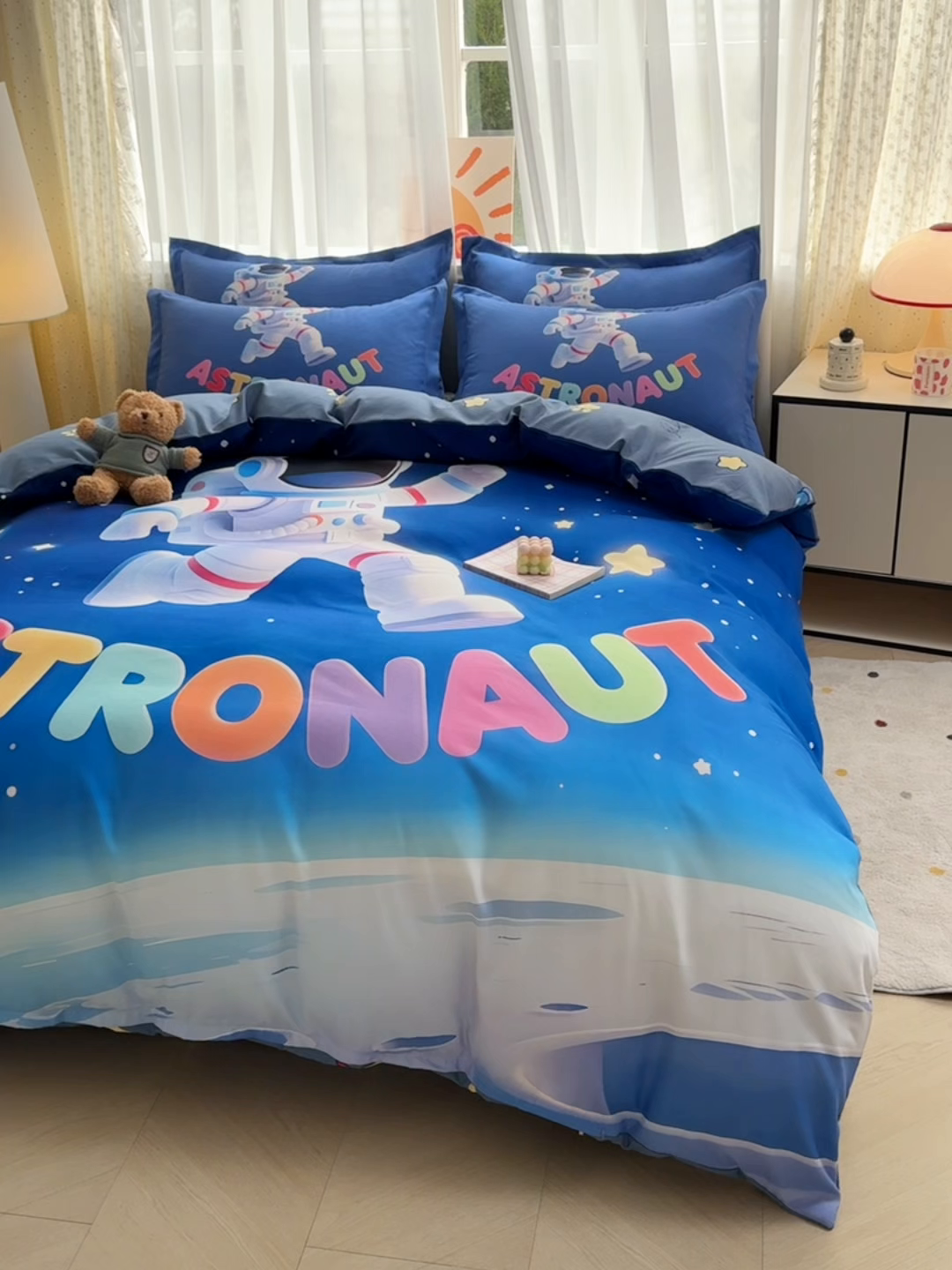 91家纺网 家纺一手货源 找家纺 宝薇 2026春夏新款7D卡通加厚斜纹仿棉生态磨毛大版四件套 太空人