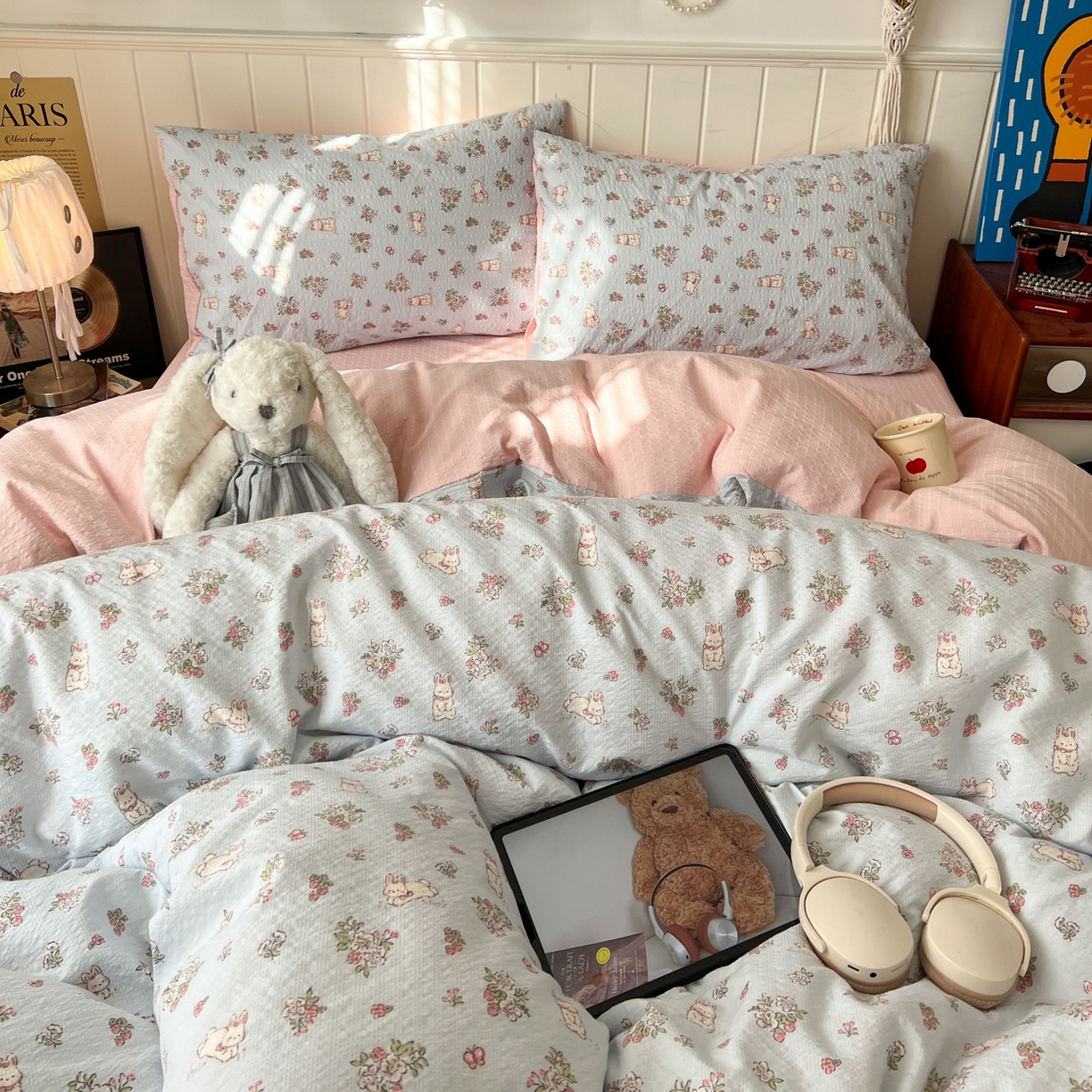 91家纺网 家纺一手货源 找家纺 水木坊 2026春夏新款高品质泡芙普通款四件套 萌兔岛屿