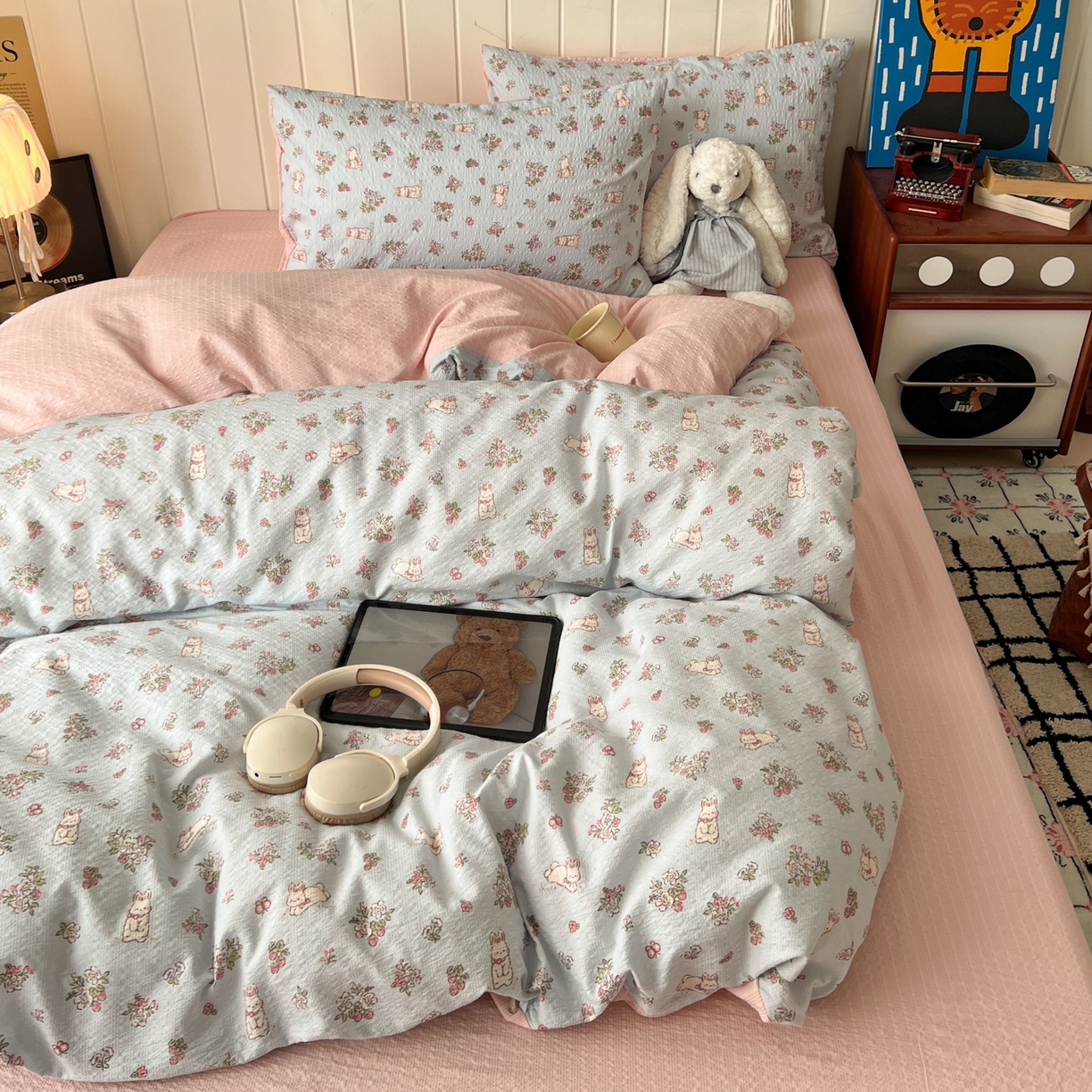 91家纺网 家纺一手货源 找家纺 水木坊 2026春夏新款高品质泡芙普通款四件套 萌兔岛屿