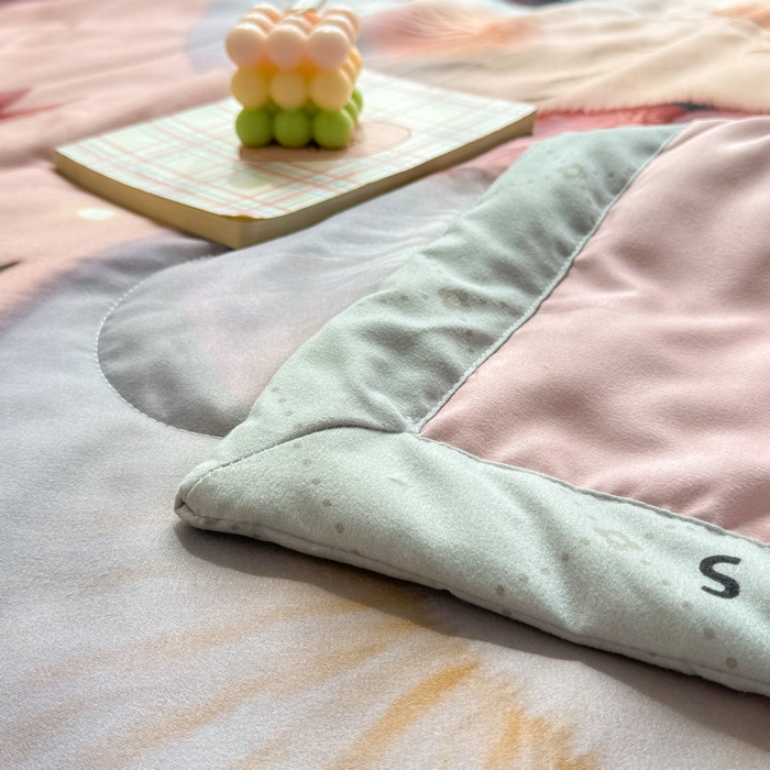 91家纺网 家纺一手货源 找家纺 宝薇 2026春夏新款7D卡通仿棉磨毛水洗棉夏被夏凉被空调被四件套 大白兔