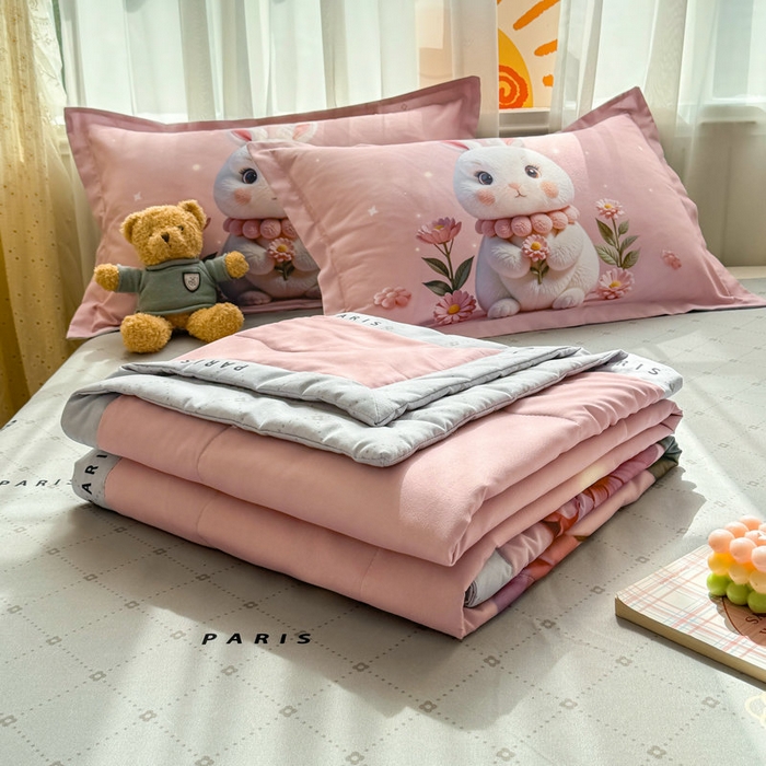 91家纺网 家纺一手货源 找家纺 宝薇 2026春夏新款7D卡通仿棉磨毛水洗棉夏被夏凉被空调被四件套 大白兔
