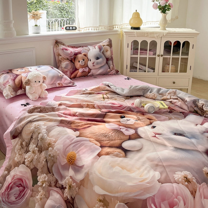 91家纺网 家纺一手货源 找家纺 宝薇 2026春夏新款7D卡通仿棉磨毛水洗棉夏被夏凉被空调被四件套 欢乐时光