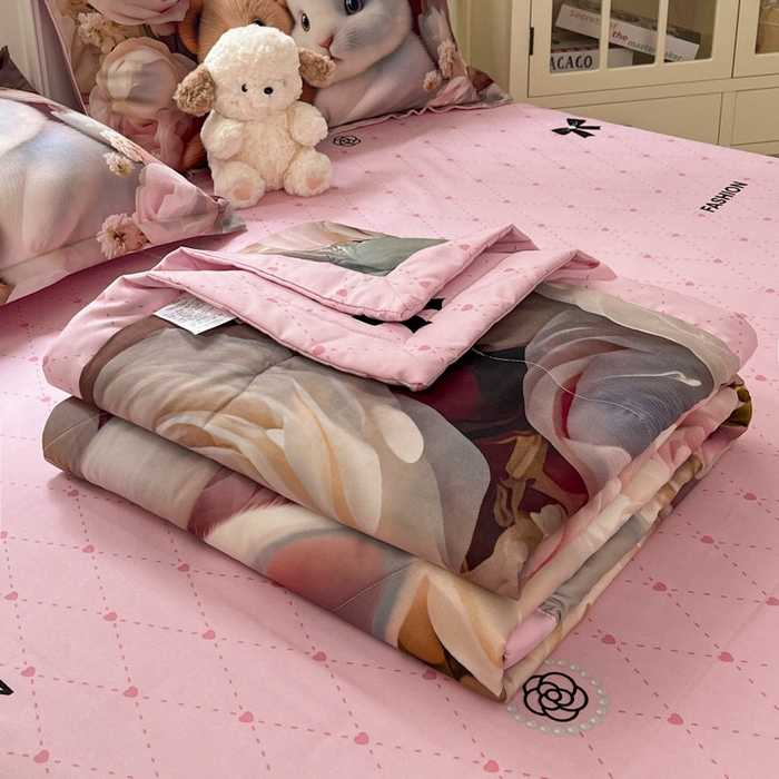 91家纺网 家纺一手货源 找家纺 宝薇 2026春夏新款7D卡通仿棉磨毛水洗棉夏被夏凉被空调被四件套 欢乐时光