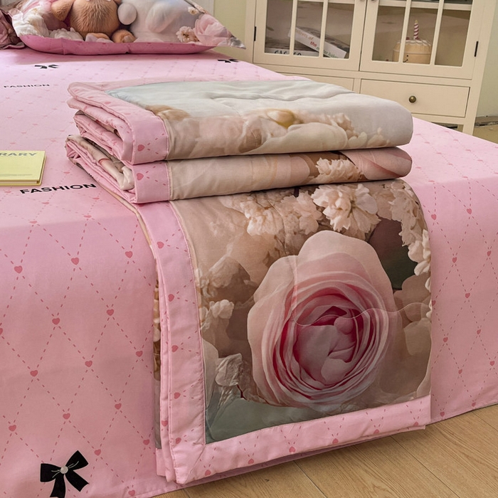 91家纺网 家纺一手货源 找家纺 宝薇 2026春夏新款7D卡通仿棉磨毛水洗棉夏被夏凉被空调被四件套 欢乐时光