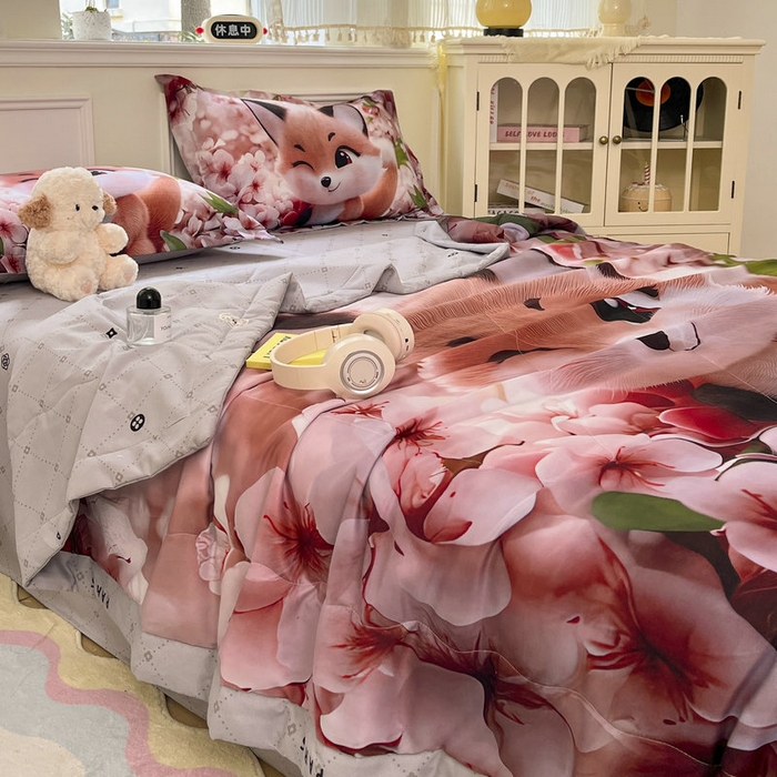 91家纺网 家纺一手货源 找家纺 宝薇 2026春夏新款7D卡通仿棉磨毛水洗棉夏被夏凉被空调被四件套 梨花开