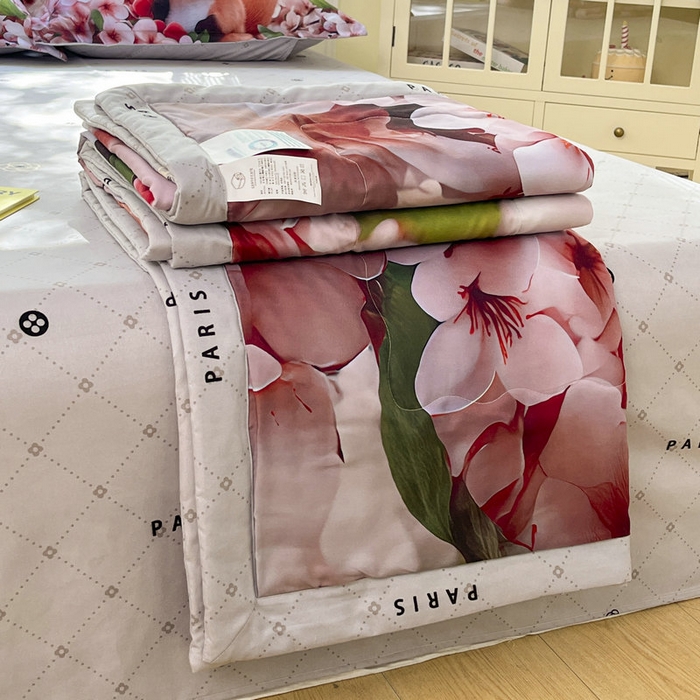 91家纺网 家纺一手货源 找家纺 宝薇 2026春夏新款7D卡通仿棉磨毛水洗棉夏被夏凉被空调被四件套 梨花开