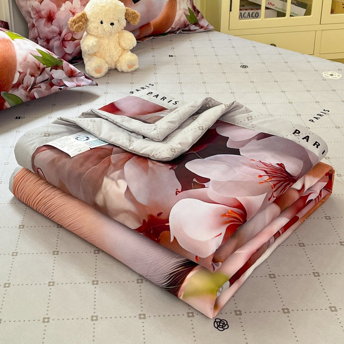 91家纺网 家纺一手货源 找家纺 宝薇 2026春夏新款7D卡通仿棉磨毛水洗棉夏被夏凉被空调被四件套 梨花开
