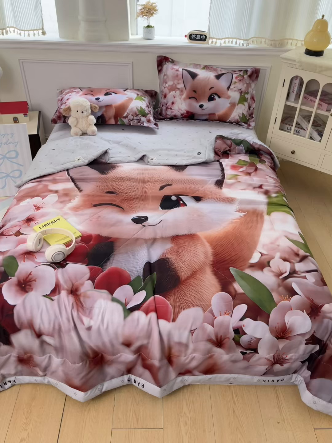 91家纺网 家纺一手货源 找家纺 宝薇 2026春夏新款7D卡通仿棉磨毛水洗棉夏被夏凉被空调被四件套 梨花开