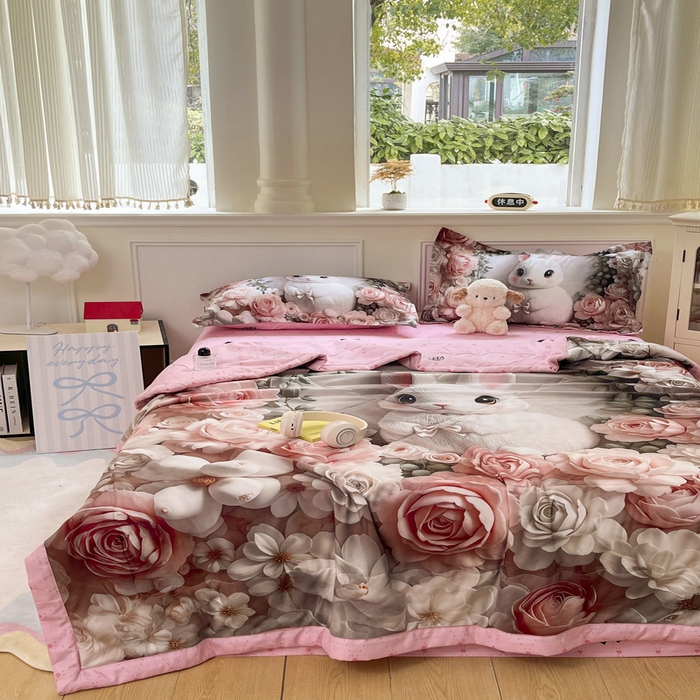 91家纺网 家纺一手货源 找家纺 宝薇 2026春夏新款7D卡通仿棉磨毛水洗棉夏被夏凉被空调被四件套 玫瑰兔