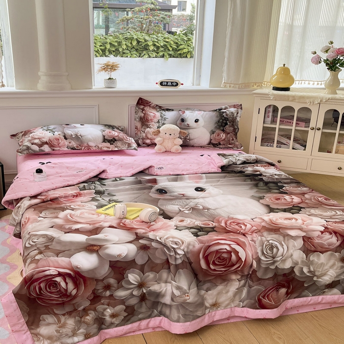 91家纺网 家纺一手货源 找家纺 宝薇 2026春夏新款7D卡通仿棉磨毛水洗棉夏被夏凉被空调被四件套 玫瑰兔