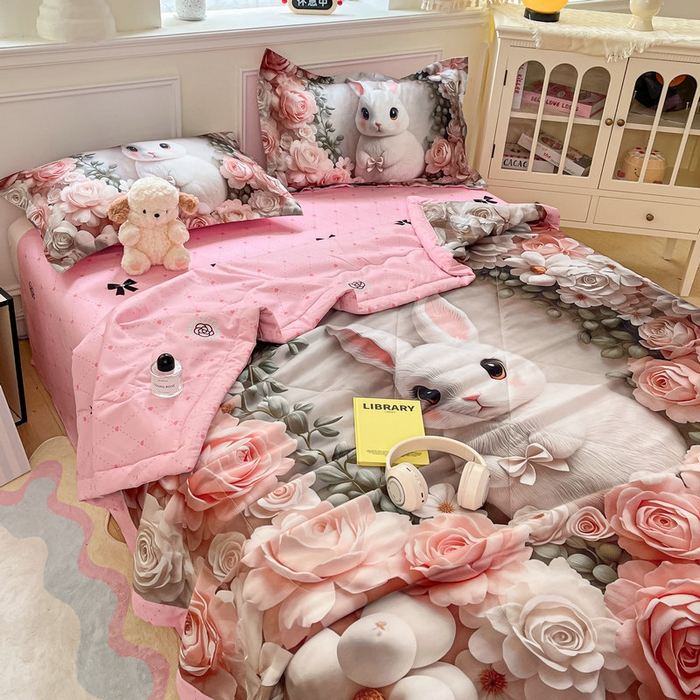 91家纺网 家纺一手货源 找家纺 宝薇 2026春夏新款7D卡通仿棉磨毛水洗棉夏被夏凉被空调被四件套 玫瑰兔