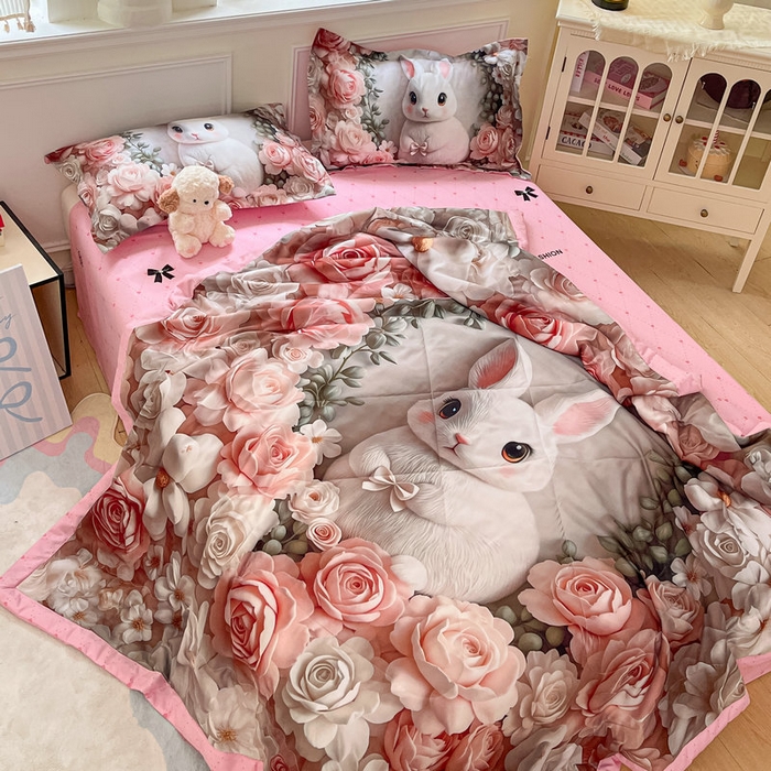 91家纺网 家纺一手货源 找家纺 宝薇 2026春夏新款7D卡通仿棉磨毛水洗棉夏被夏凉被空调被四件套 玫瑰兔