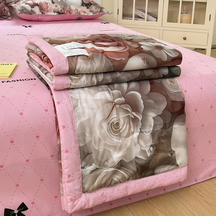 91家纺网 家纺一手货源 找家纺 宝薇 2026春夏新款7D卡通仿棉磨毛水洗棉夏被夏凉被空调被四件套 玫瑰兔