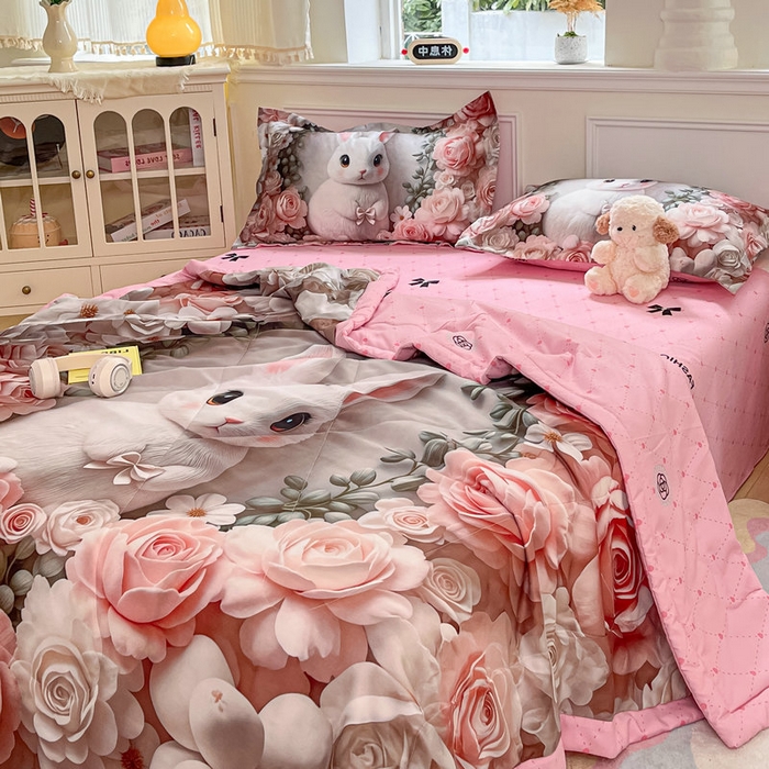 91家纺网 家纺一手货源 找家纺 宝薇 2026春夏新款7D卡通仿棉磨毛水洗棉夏被夏凉被空调被四件套 玫瑰兔
