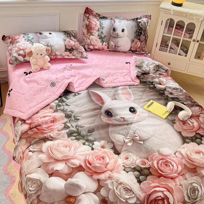 91家纺网 家纺一手货源 找家纺 宝薇 2026春夏新款7D卡通仿棉磨毛水洗棉夏被夏凉被空调被四件套 玫瑰兔