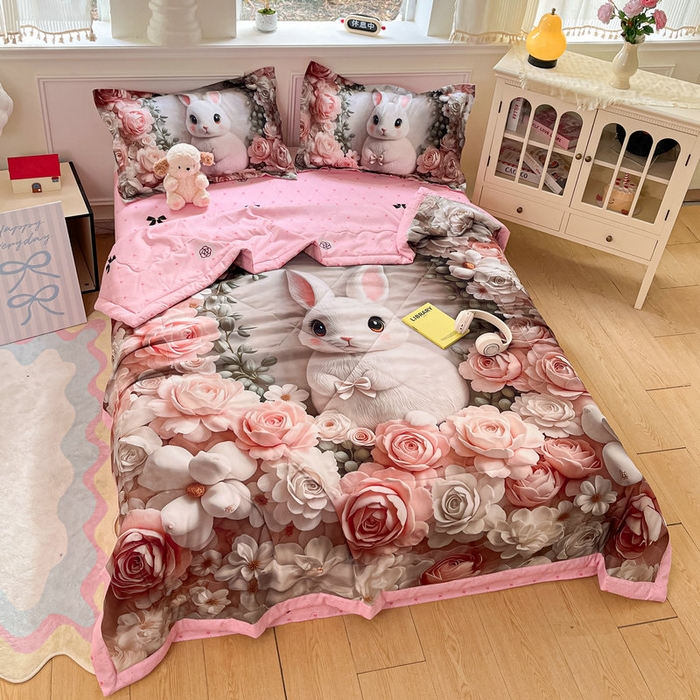 91家纺网 家纺一手货源 找家纺 宝薇 2026春夏新款7D卡通仿棉磨毛水洗棉夏被夏凉被空调被四件套 玫瑰兔