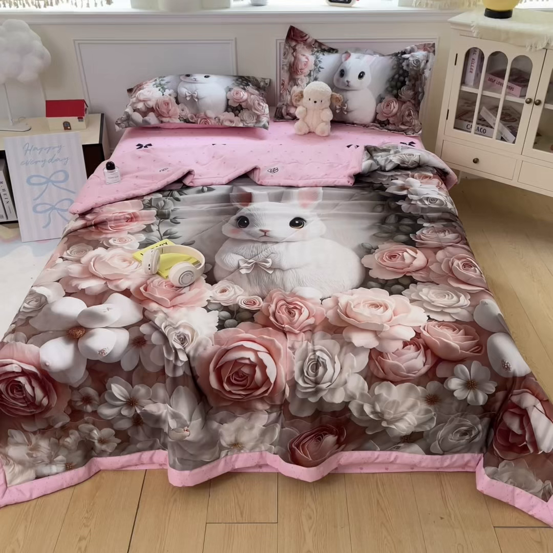 91家纺网 家纺一手货源 找家纺 宝薇 2026春夏新款7D卡通仿棉磨毛水洗棉夏被夏凉被空调被四件套 玫瑰兔
