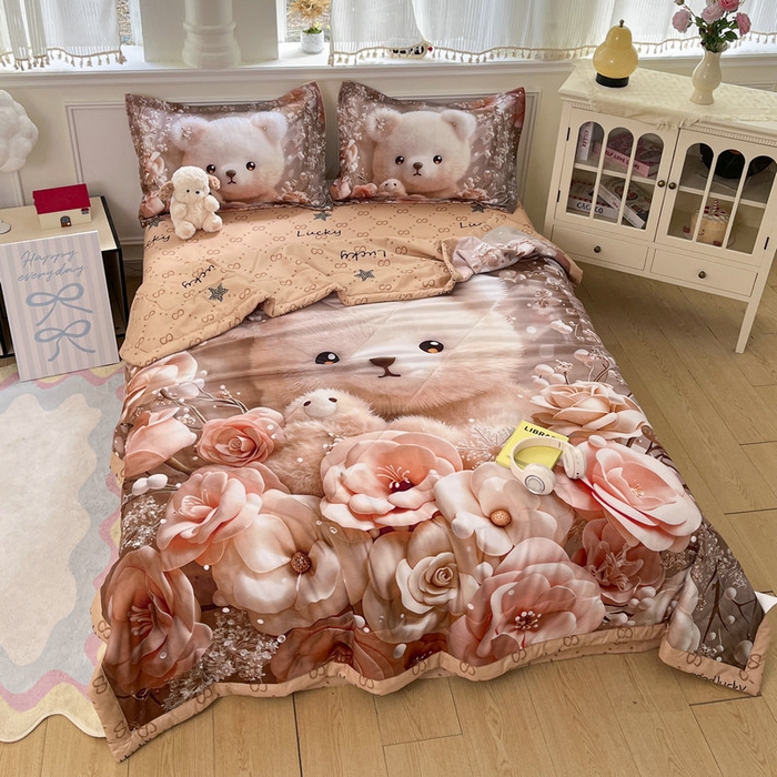 91家纺网 家纺一手货源 找家纺 宝薇 2026春夏新款7D卡通仿棉磨毛水洗棉夏被夏凉被空调被四件套 萌萌熊