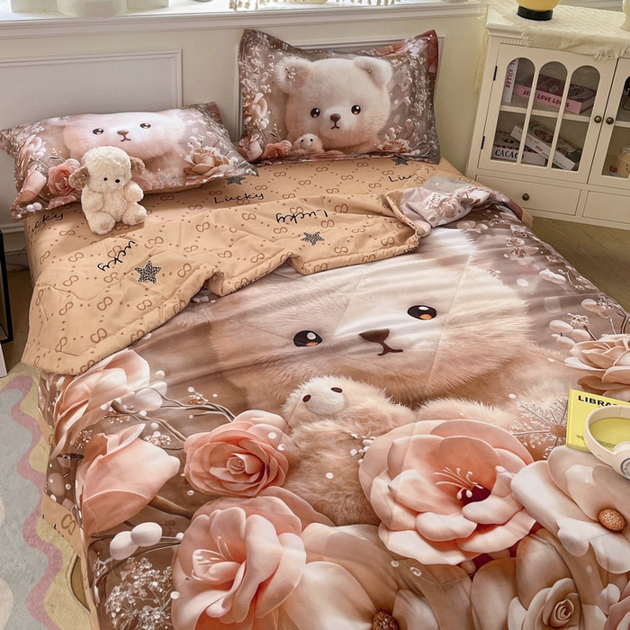 91家纺网 家纺一手货源 找家纺 宝薇 2026春夏新款7D卡通仿棉磨毛水洗棉夏被夏凉被空调被四件套 萌萌熊