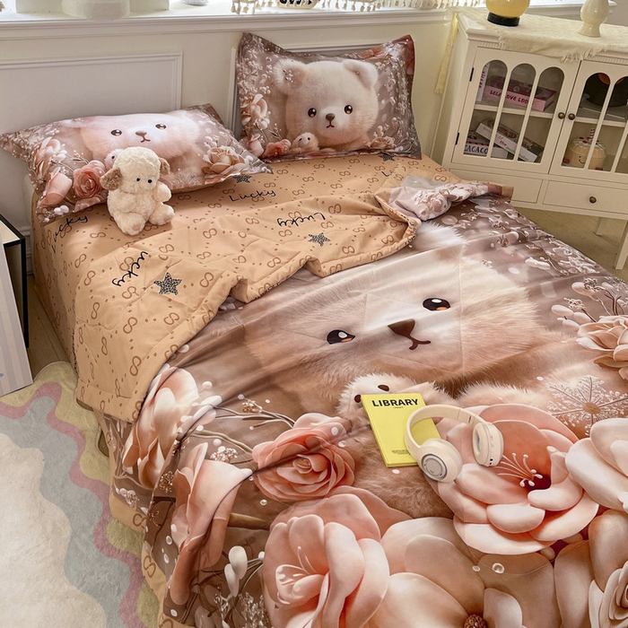 91家纺网 家纺一手货源 找家纺 宝薇 2026春夏新款7D卡通仿棉磨毛水洗棉夏被夏凉被空调被四件套 萌萌熊