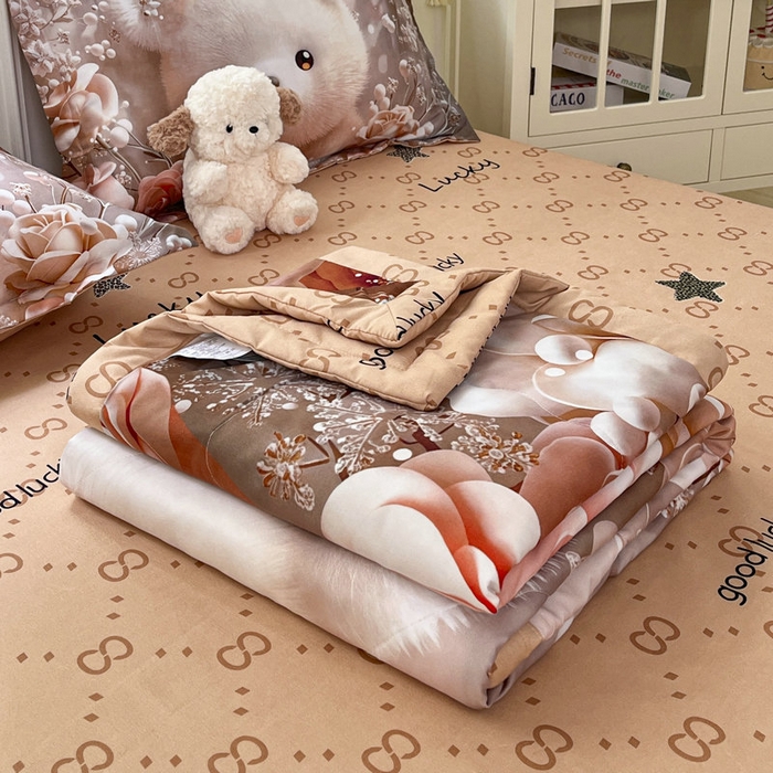 91家纺网 家纺一手货源 找家纺 宝薇 2026春夏新款7D卡通仿棉磨毛水洗棉夏被夏凉被空调被四件套 萌萌熊