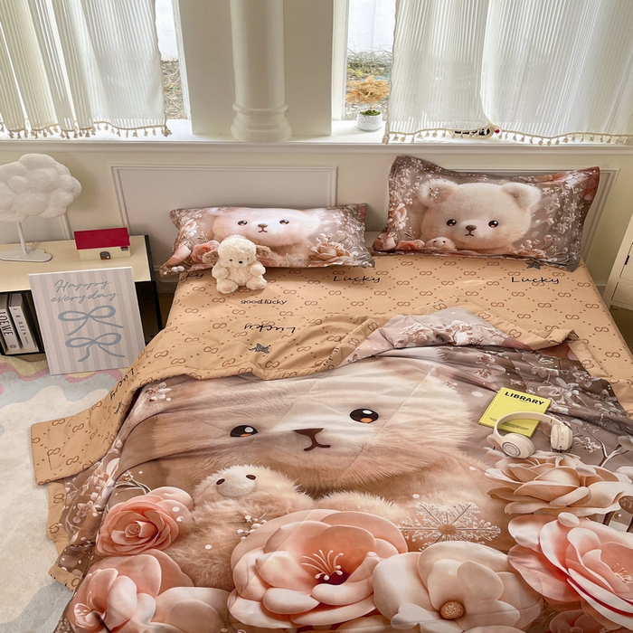 91家纺网 家纺一手货源 找家纺 宝薇 2026春夏新款7D卡通仿棉磨毛水洗棉夏被夏凉被空调被四件套 萌萌熊