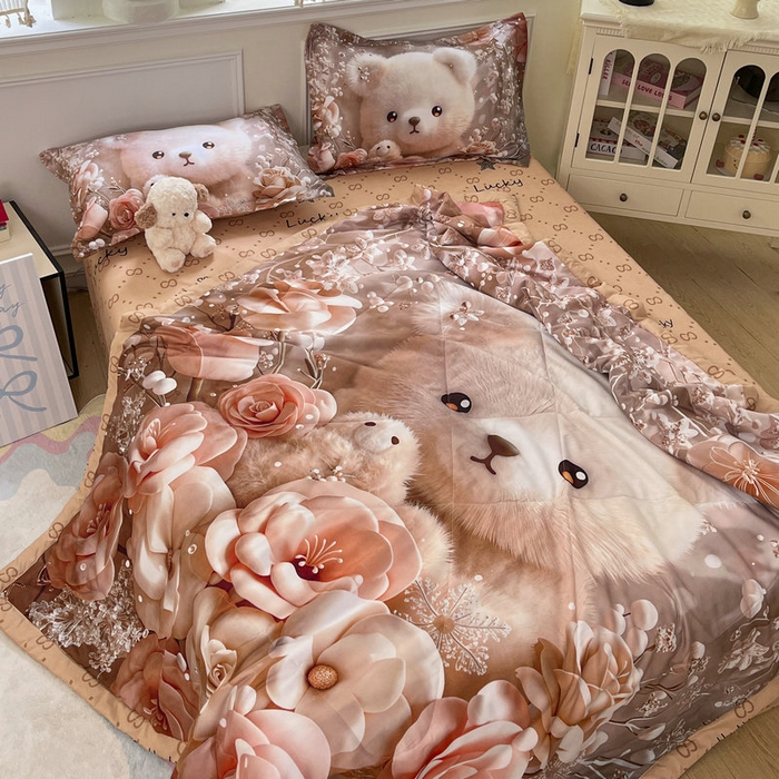 91家纺网 家纺一手货源 找家纺 宝薇 2026春夏新款7D卡通仿棉磨毛水洗棉夏被夏凉被空调被四件套 萌萌熊