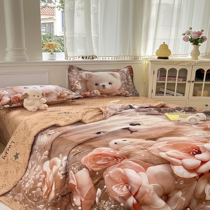 91家纺网 家纺一手货源 找家纺 宝薇 2026春夏新款7D卡通仿棉磨毛水洗棉夏被夏凉被空调被四件套 萌萌熊