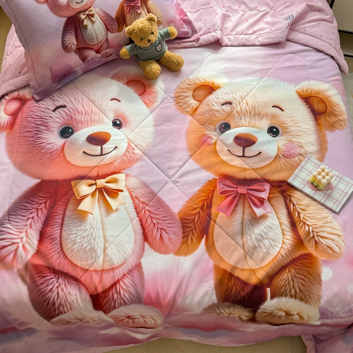 91家纺网 家纺一手货源 找家纺 宝薇 2026春夏新款7D卡通仿棉磨毛水洗棉夏被夏凉被空调被四件套 牵手熊