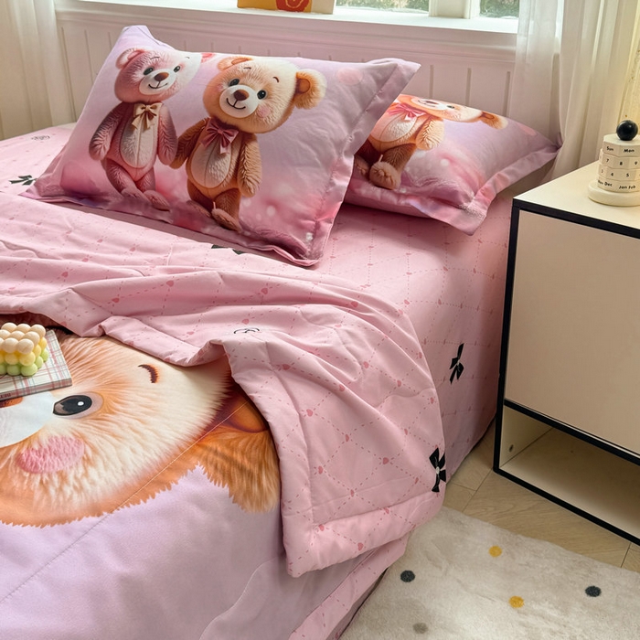 91家纺网 家纺一手货源 找家纺 宝薇 2026春夏新款7D卡通仿棉磨毛水洗棉夏被夏凉被空调被四件套 牵手熊
