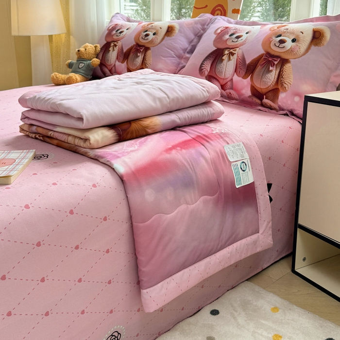 91家纺网 家纺一手货源 找家纺 宝薇 2026春夏新款7D卡通仿棉磨毛水洗棉夏被夏凉被空调被四件套 牵手熊