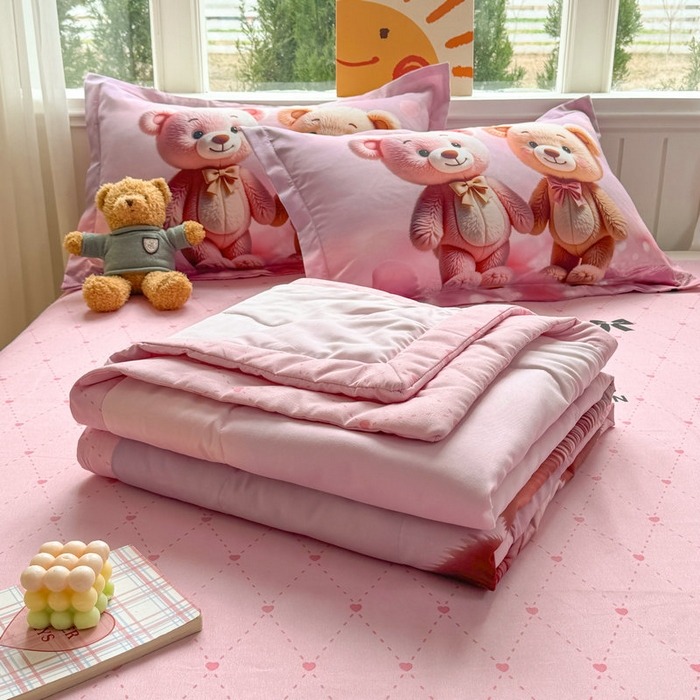 91家纺网 家纺一手货源 找家纺 宝薇 2026春夏新款7D卡通仿棉磨毛水洗棉夏被夏凉被空调被四件套 牵手熊