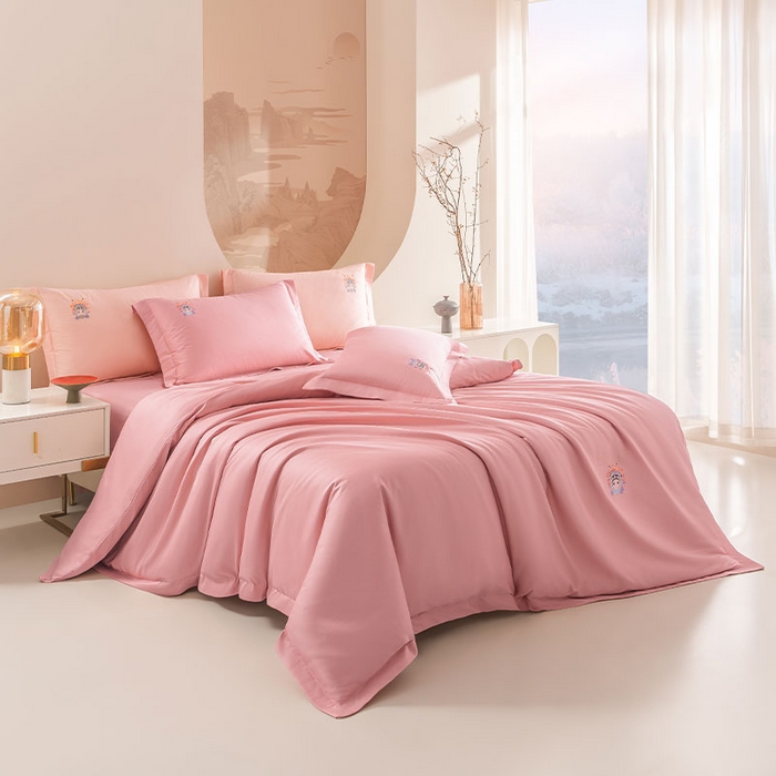 91家纺网 家纺一手货源 找家纺 佑金甜 2026新款100支全棉贡缎中国风新疆长绒棉纯色双拼四件套（礼盒塑封包装） 花旦-凤仙粉