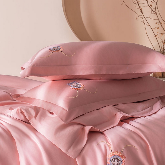 91家纺网 家纺一手货源 找家纺 佑金甜 2026新款100支全棉贡缎中国风新疆长绒棉纯色双拼四件套（礼盒塑封包装） 花旦-凤仙粉