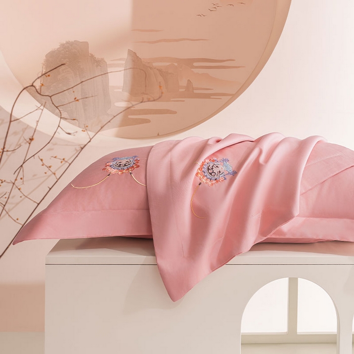 91家纺网 家纺一手货源 找家纺 佑金甜 2026新款100支全棉贡缎中国风新疆长绒棉纯色双拼四件套（礼盒塑封包装） 花旦-凤仙粉