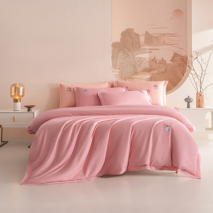 91家纺网 家纺一手货源 找家纺 佑金甜 2026新款100支全棉贡缎中国风新疆长绒棉纯色双拼四件套（礼盒塑封包装） 花旦-凤仙粉