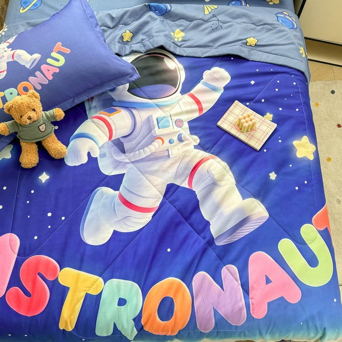 91家纺网 家纺一手货源 找家纺 宝薇 2026春夏新款7D卡通仿棉磨毛水洗棉夏被夏凉被空调被四件套 太空人