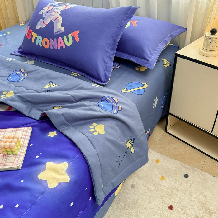 91家纺网 家纺一手货源 找家纺 宝薇 2026春夏新款7D卡通仿棉磨毛水洗棉夏被夏凉被空调被四件套 太空人