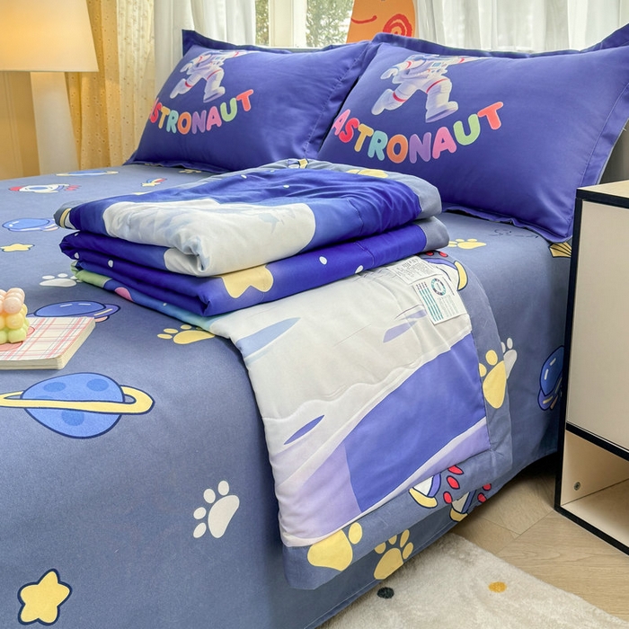 91家纺网 家纺一手货源 找家纺 宝薇 2026春夏新款7D卡通仿棉磨毛水洗棉夏被夏凉被空调被四件套 太空人