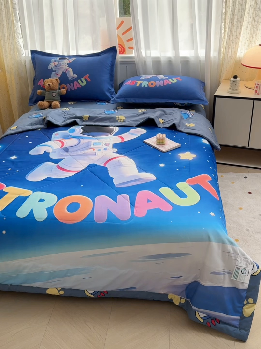 91家纺网 家纺一手货源 找家纺 宝薇 2026春夏新款7D卡通仿棉磨毛水洗棉夏被夏凉被空调被四件套 太空人