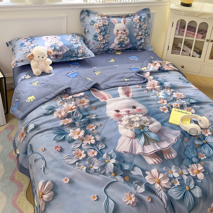 91家纺网 家纺一手货源 找家纺 宝薇 2026春夏新款7D卡通仿棉磨毛水洗棉夏被夏凉被空调被四件套 天使兔