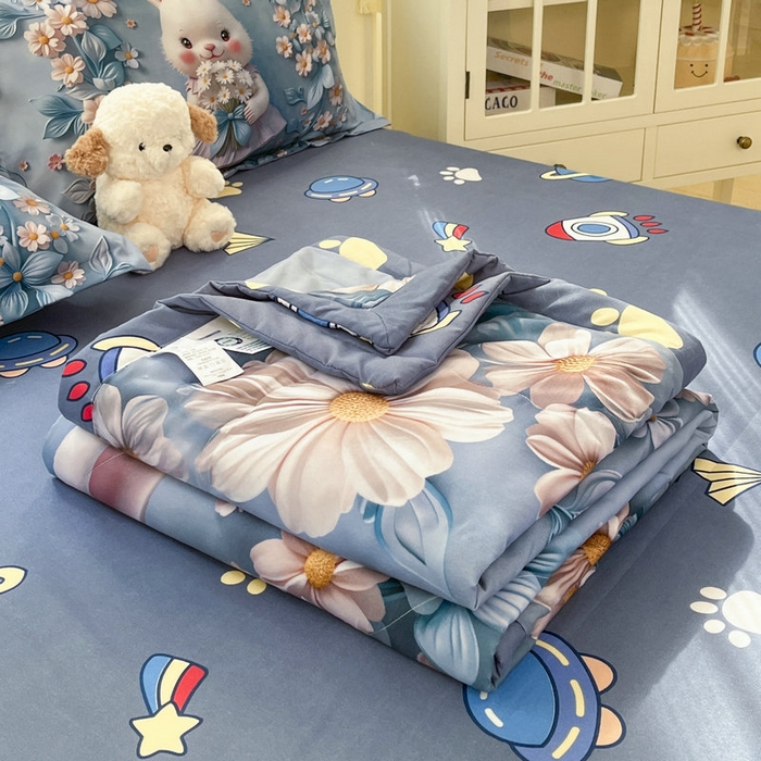 91家纺网 家纺一手货源 找家纺 宝薇 2026春夏新款7D卡通仿棉磨毛水洗棉夏被夏凉被空调被四件套 天使兔